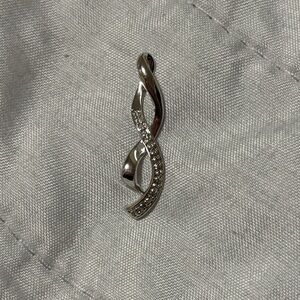 Elegant Silver Pendant with diamonds